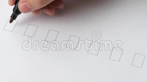 用记号笔在纸上画红色检查标记视频的预览图