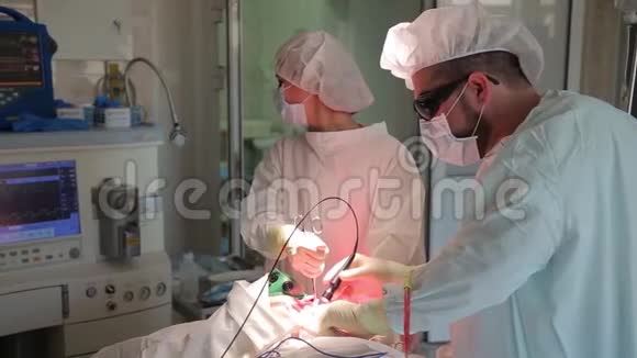 外科医生做手术光动力疗法一种治疗癌症的方法视频的预览图