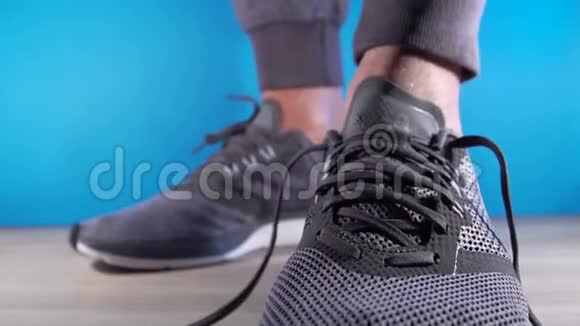 男人要做运动锻炼把鞋带系在运动鞋上视频的预览图