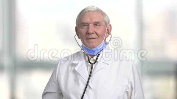 前景老人医生用听诊器微笑视频的预览图