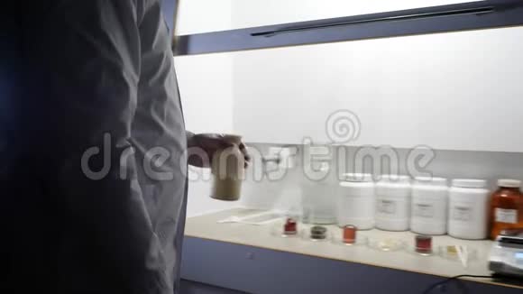 研究员准备在实验室进行化学实验在化工厂工作的实验室助理视频的预览图