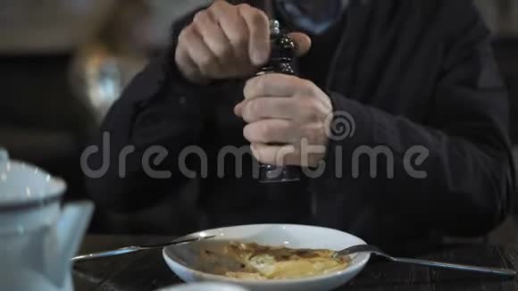 在晚上的咖啡厅里坐在土豆砂锅上的特写男辣椒堆视频的预览图
