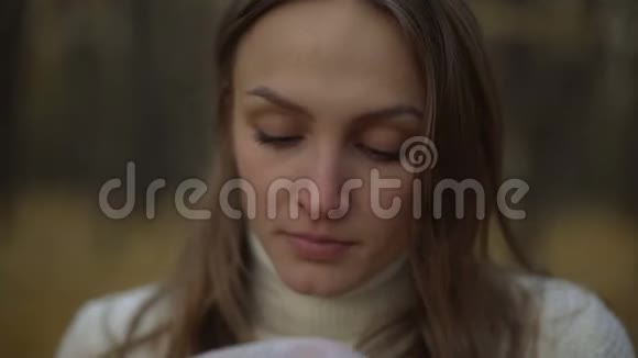 女性流鼻涕感冒时免疫力下降视频的预览图