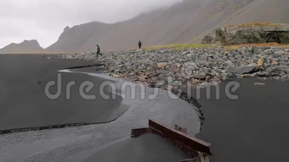 冰岛黑沙海岸多雨天气视频的预览图