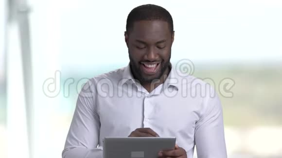有吸引力的深色皮肤商人使用个人电脑平板电脑视频的预览图