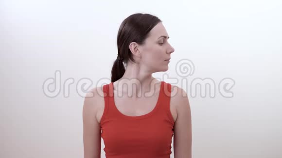 一个黑发女人向左向右转动头部的肖像为颈部肌肉做解痉运动视频的预览图
