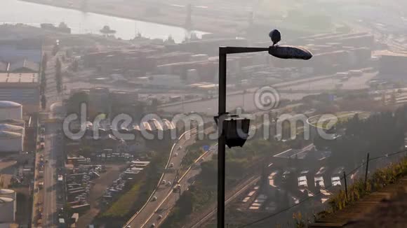 一只海鸥坐在灯柱上在嘈杂污染的城市里清理羽毛鸟自然环境阳光视频的预览图