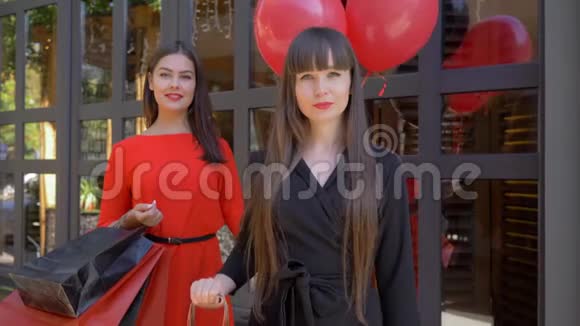购物微笑的年轻女子展示了许多纸袋背景是漂亮女朋友带着气球购物视频的预览图