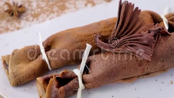 巧克力俄式薄饼布里尼和凝乳馅在盘子里穿着巧克力的衣服特写镜头视频的预览图