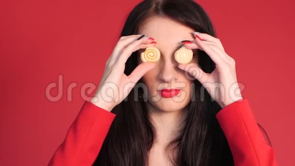 孩子气女人用糖果闭上眼睛的正面景色视频的预览图