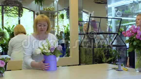客户来花店带走完整的花卉构图视频的预览图
