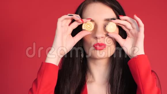 孩子气女人用糖果闭上眼睛的正面景色视频的预览图