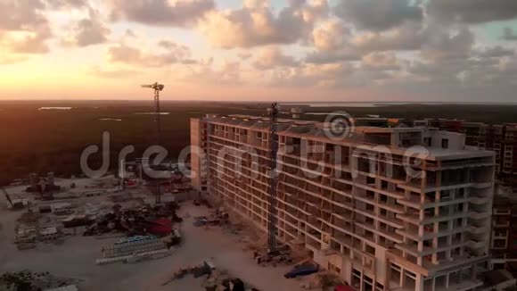 一个高端酒店建筑工地旁边的海滩在坎昆墨西哥日落视频的预览图