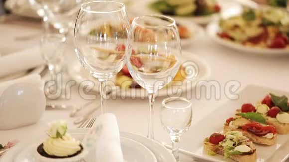 服务台桌子上的玻璃杯宴会厅餐厅的宴会宴会桌上的美味佳肴视频的预览图