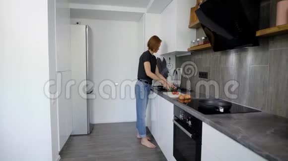 现代厨房里的年轻女人妻子洗蔬菜做早餐视频的预览图