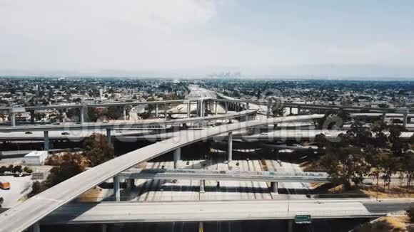 无人机在美国洛杉矶的大型公路立交桥上向后飞行交通通过许多道路水平视频的预览图