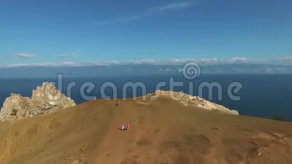 鸟瞰沙曼卡岩奥克洪岛贝加尔湖风景独特的岩石悬崖边橘山萨满视频的预览图
