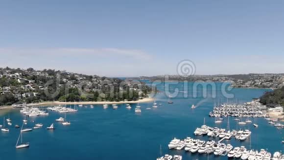 用船在海港的海滩上进行空中飞行视频的预览图