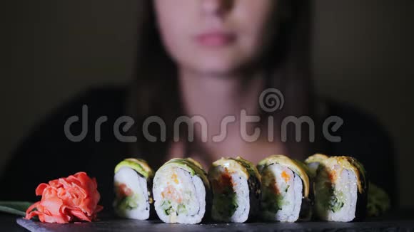 美丽的白种人女孩用筷子吃面包视频的预览图