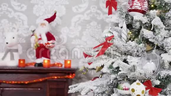 从圣诞树到装饰壁炉的多利架焦点视频的预览图