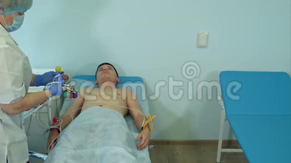 护士准备病人胸部贴电极垫视频的预览图