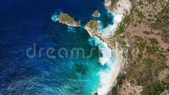 纳萨佩尼达岛上有岩石海洋和海滩的天堂景观空中景观视频的预览图