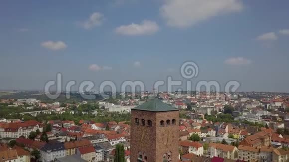 位于德国小镇中间的历史建筑4k高视角视频的预览图