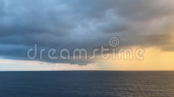 美丽宁静的海洋地平线五彩缤纷的蓝天变成金色的时刻视频的预览图