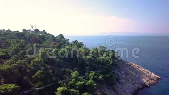 克罗地亚马卡斯卡从高处俯瞰沿海松树公园和大海视频的预览图