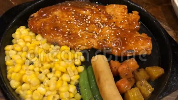 牛扒在热炒锅里准备用玉米土豆胡萝卜和脆脆的糯米饭吃视频的预览图