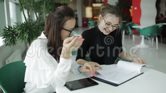 两个漂亮的女人年轻的专业人士市场营销和创造力的社会影响者商务会议视频的预览图