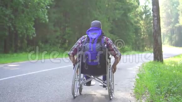 坐轮椅的残疾人骑在高速公路上慢节奏视频的预览图