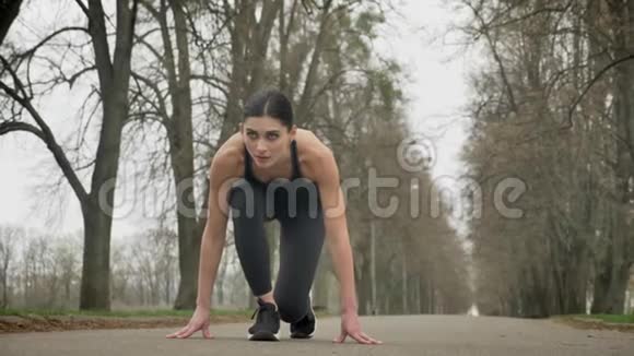 年轻的运动女性在夏天准备在公园里跑步健康的生活方式运动理念视频的预览图