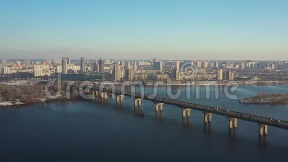 无人机在4K的空中视频地铁波兹尼亚基公路和带有汽车和立交桥的地区的道路交叉口视频的预览图