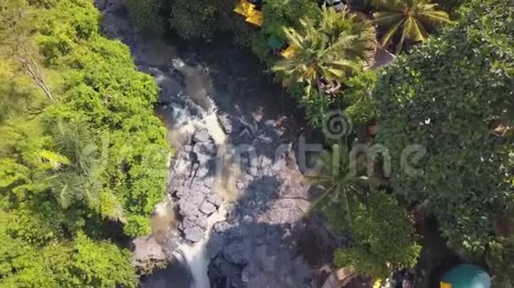 大众旅游泰根甘瀑布惊人的自然4K航空旅游概念乌布德巴厘岛印度尼西亚视频的预览图