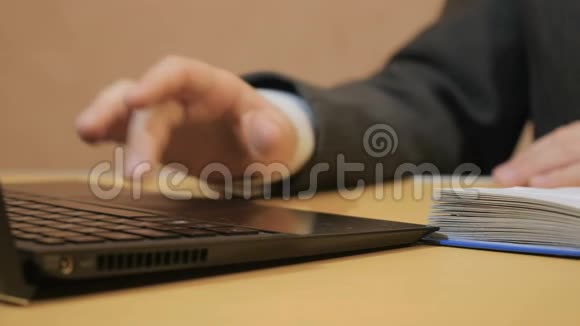 为笔记本电脑工作孩子在线检查信息双手确认网视频的预览图