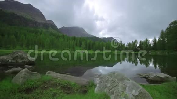 特伦蒂诺圣佩莱格里诺湖畔绿草如茵视频的预览图