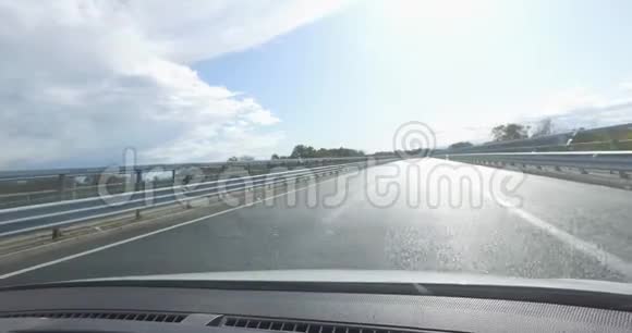 高速公路雨后行驶时太阳升起与低交通从相反的方向没有交通堵塞视频的预览图