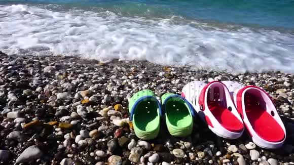 靠近海边的拖鞋视频的预览图