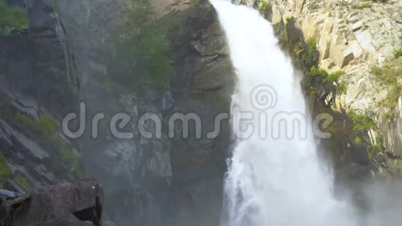 旅行者站在瀑布旁边视频的预览图