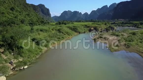 摄像机跟随平静的河流穿过山谷视频的预览图
