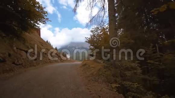 通往高山的窄路视频的预览图