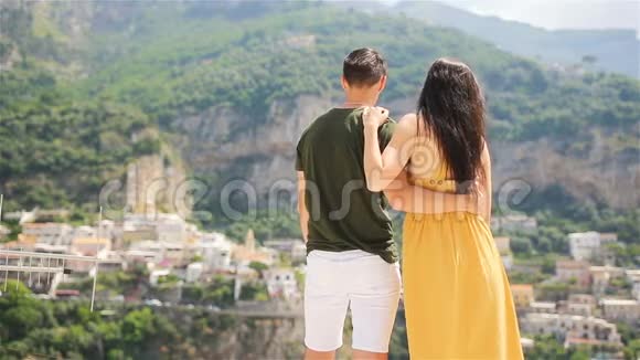 意大利的暑假意大利阿马尔菲海岸波西塔诺村的年轻夫妇视频的预览图