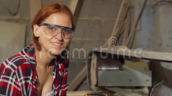 女木匠在她的车间里用笔记本电脑视频的预览图