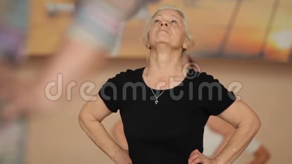 一群年纪大的女人在健身视频的预览图