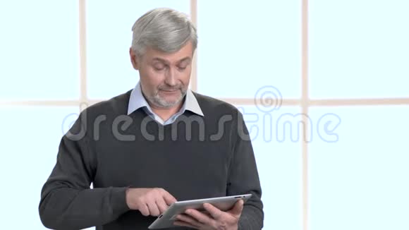 成熟男人在电脑平板电脑上发短信视频的预览图