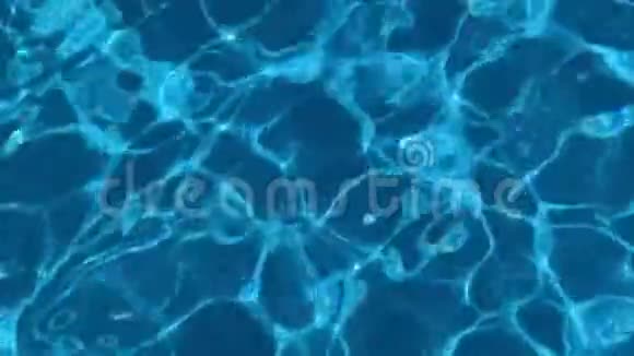 透明的蓝色水面上的涟漪在水池中特写视频的预览图