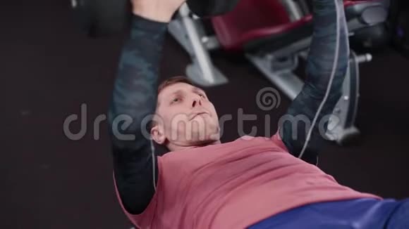 运动和有魅力的男人在健身房做哑铃凳视频的预览图