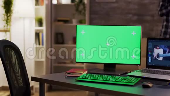 夜间办公室配有绿色屏幕的监视器视频的预览图