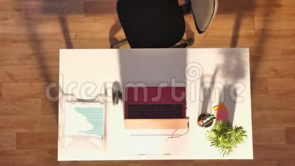 办公室里白天到夜晚的时光流逝镜头带笔记本电脑的书桌的最高镜头视频的预览图
